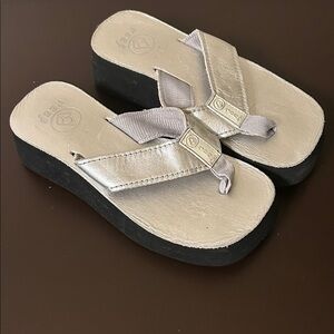Reef Women's Metallic Silver Sandals. SIZE 5